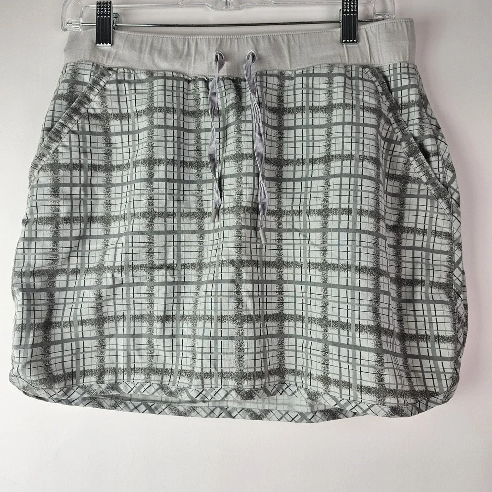 TASC Skirt Womens Size M Gray Plaid Skort Active Hiking Walking‎ Outdoor Ladies